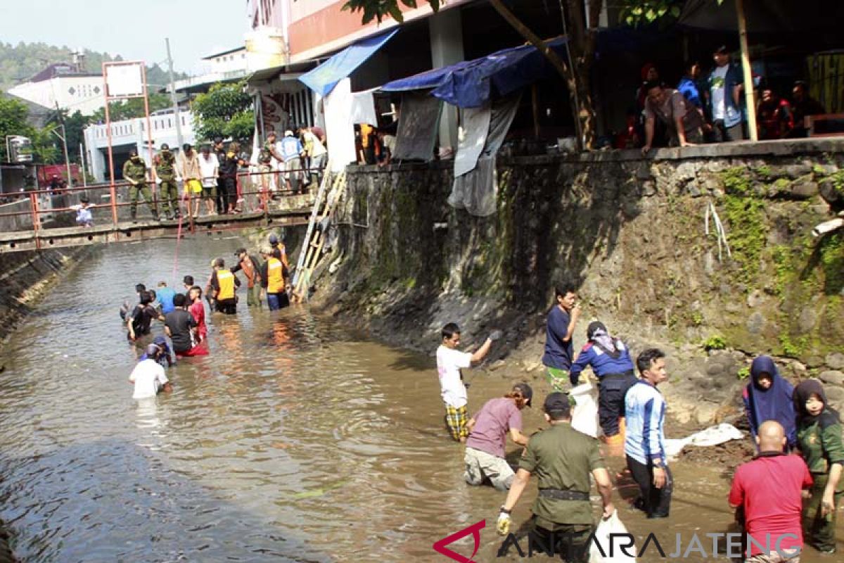 Relawan bersihkan Kali Manggis dari sampah