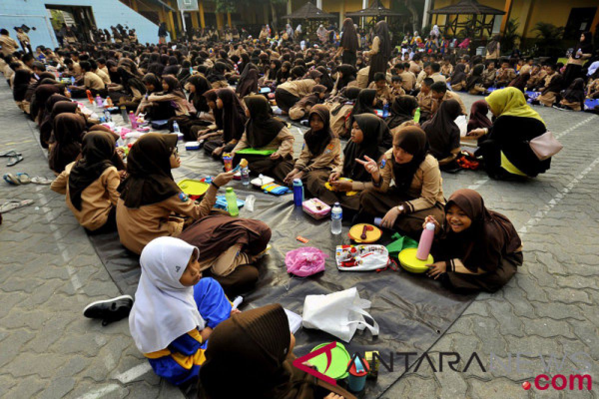 Siswa belajar di ruang terbuka akibat kelas rusak