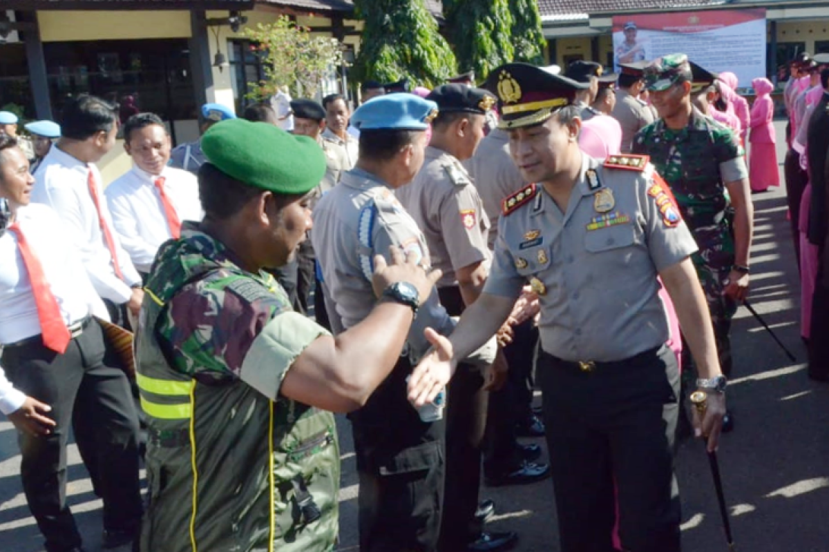 Kapolres Ponorogo Serahkan Penghargaan Perazia Balon Udara