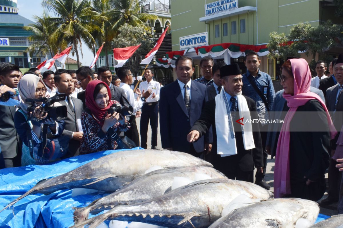 Menteri Susi Serahkan Ikan Tuna ke Pondok Gontor (Video)