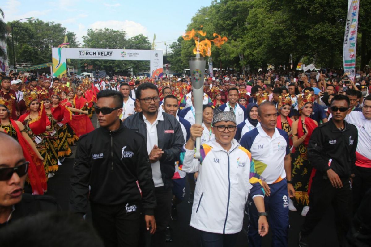 Atraksi Kesenian dan Ribuan Warga Banyuwangi Sambut Pawai Obor Asian Games 2018