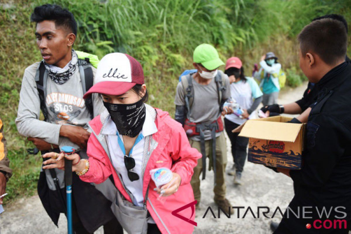 Haru, pendaki Thailand saling berpelukan pasca-evakuasi dari Rinjani