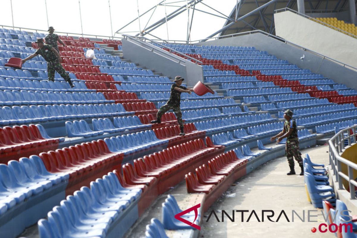 TNI perbaiki kursi stadion Jakabaring yang dirusak suporter