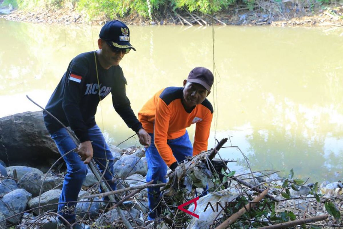 Dahnial bersih-bersih bantaran Sungai Amandit Kandangan