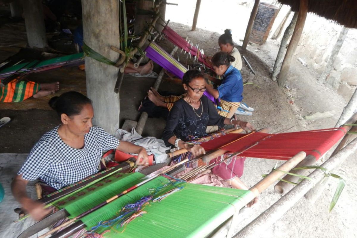 Mengais rezeki dari kain tenun Belu