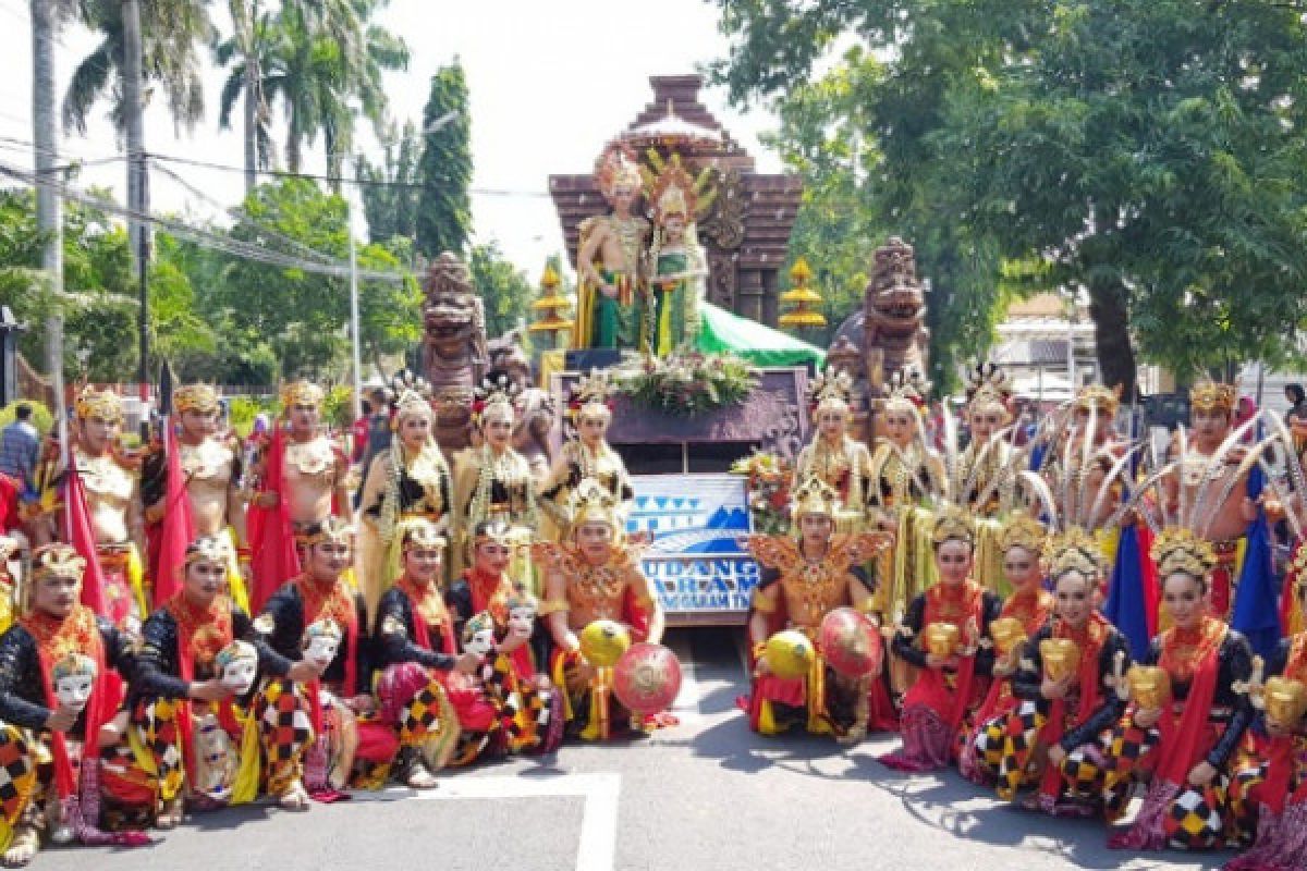 Gudang Garam Meriahkan Parade Mobil Hias di Kabupaten Kediri