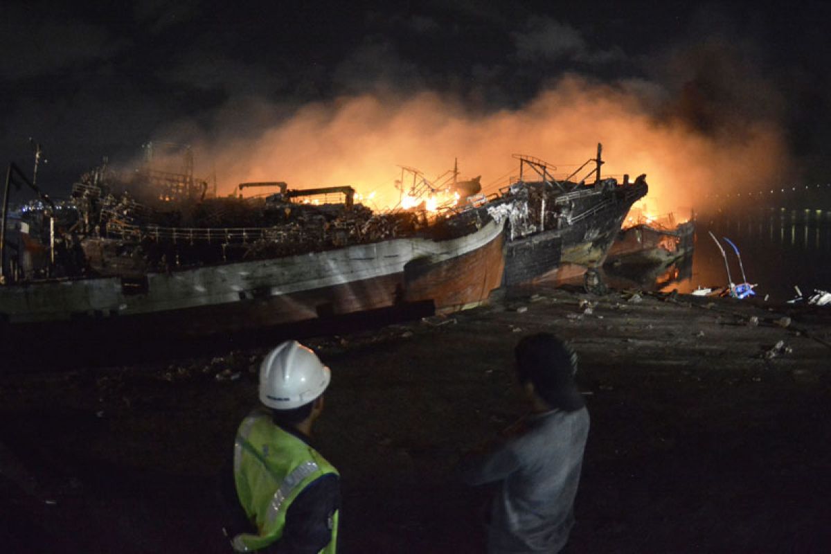 Tens of fishing boats catch fire at Benoa port