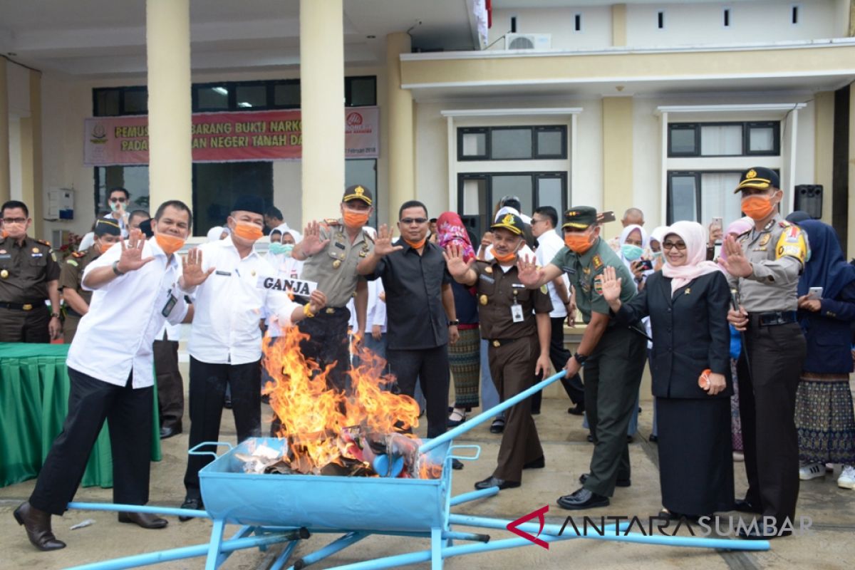 Kejari Tanah Datar musnahkan narkoba hasil tindak kejahatan 2017