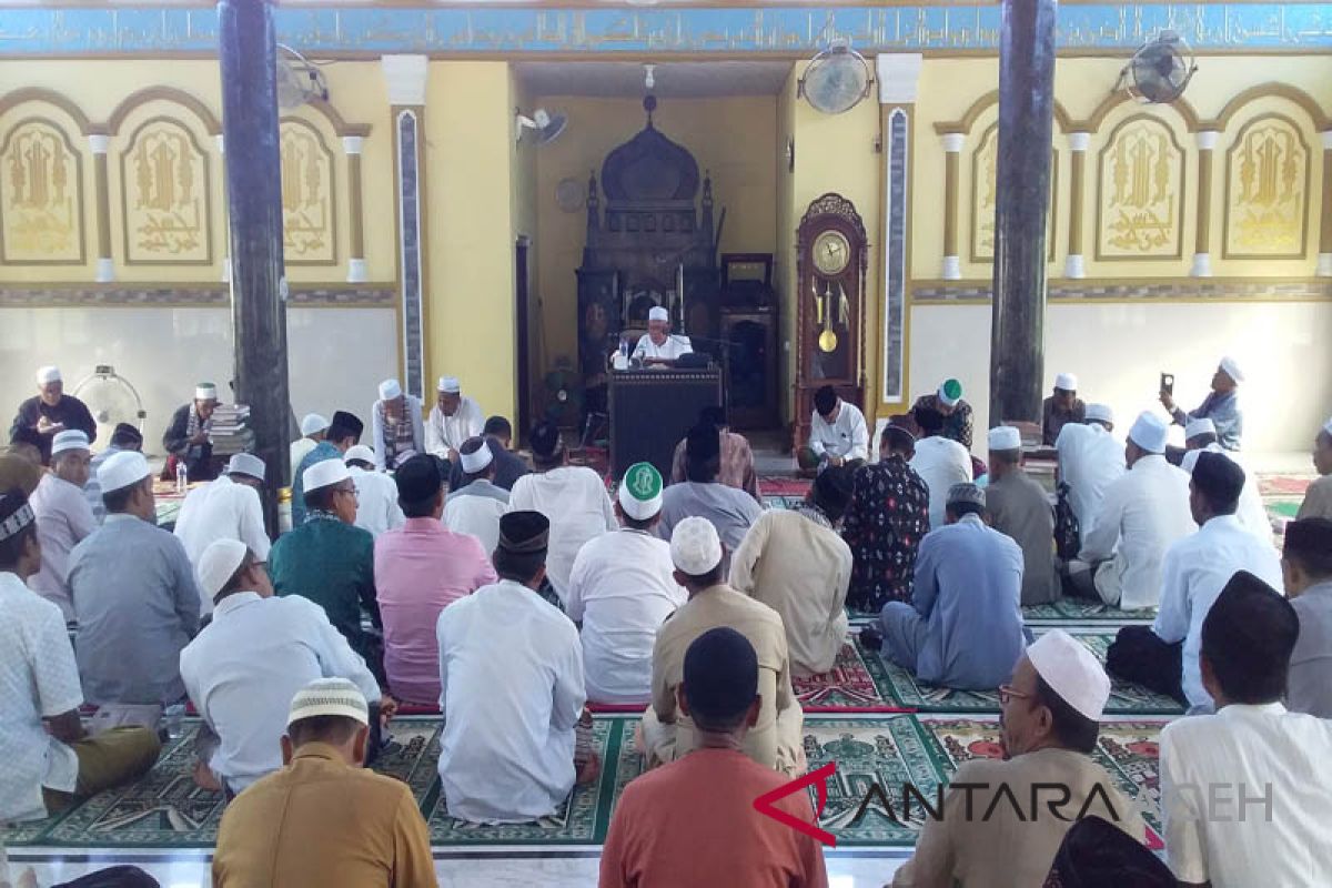 Aba Lamno isi pengajian ulama umara di Aceh Timur