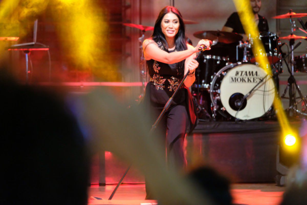 Anggun penyanyi Indonesia paling sering masuk Billboard