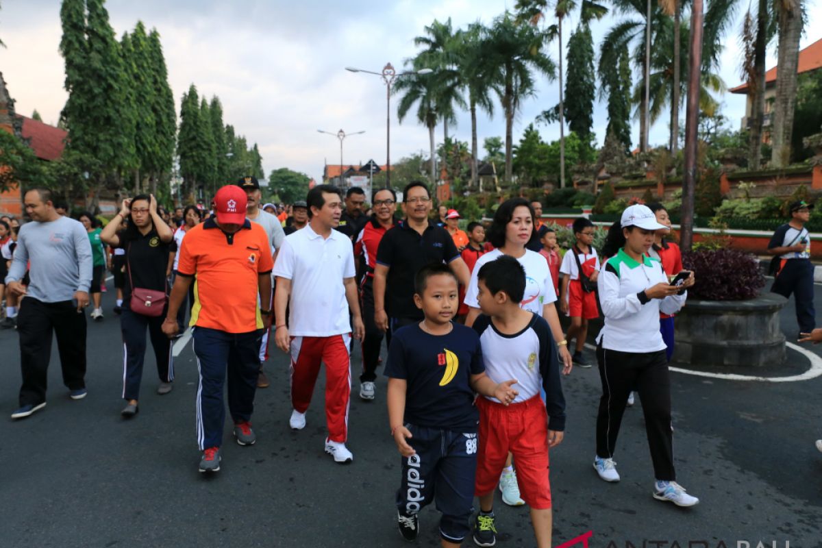 Bupati Klungkung lepas jalan santai HUT koperasi