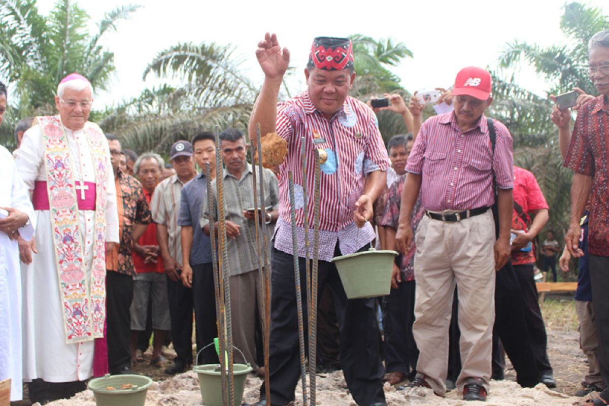 Bupati Sanggau letakkan batu pertama gereja Dusun Terentang