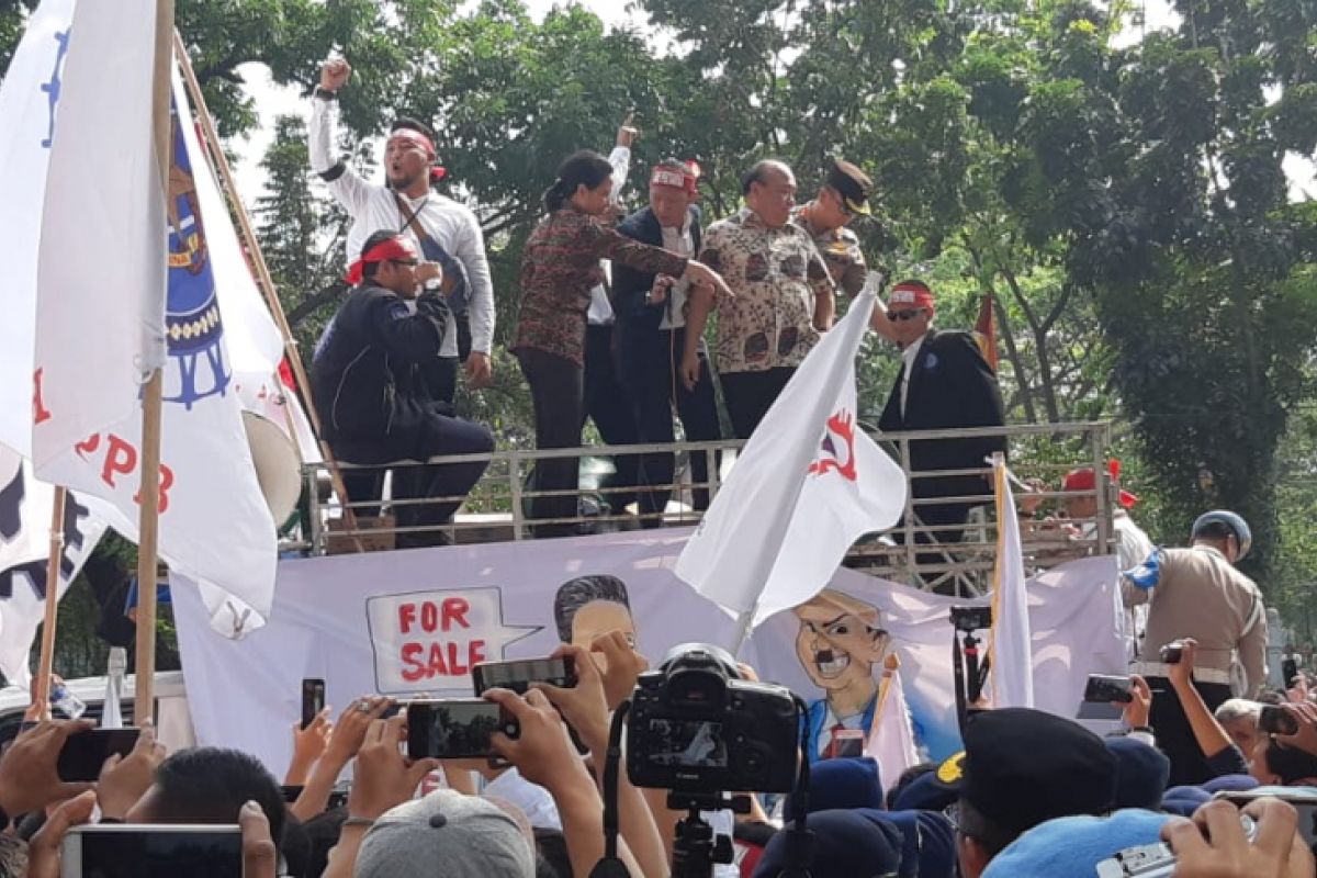 Rini orasi di depan serikat pekerja Pertamina