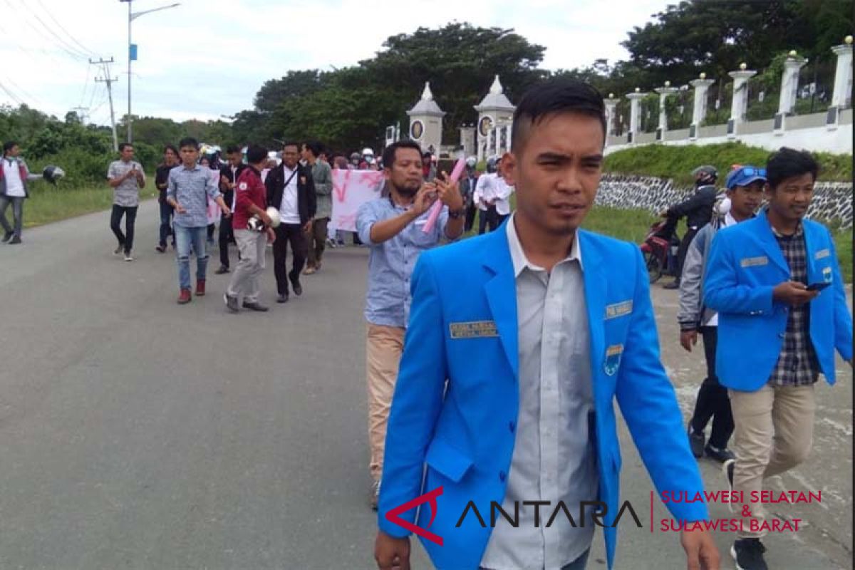 Gaji guru tiga kabupaten di Sulbar belum dibayar