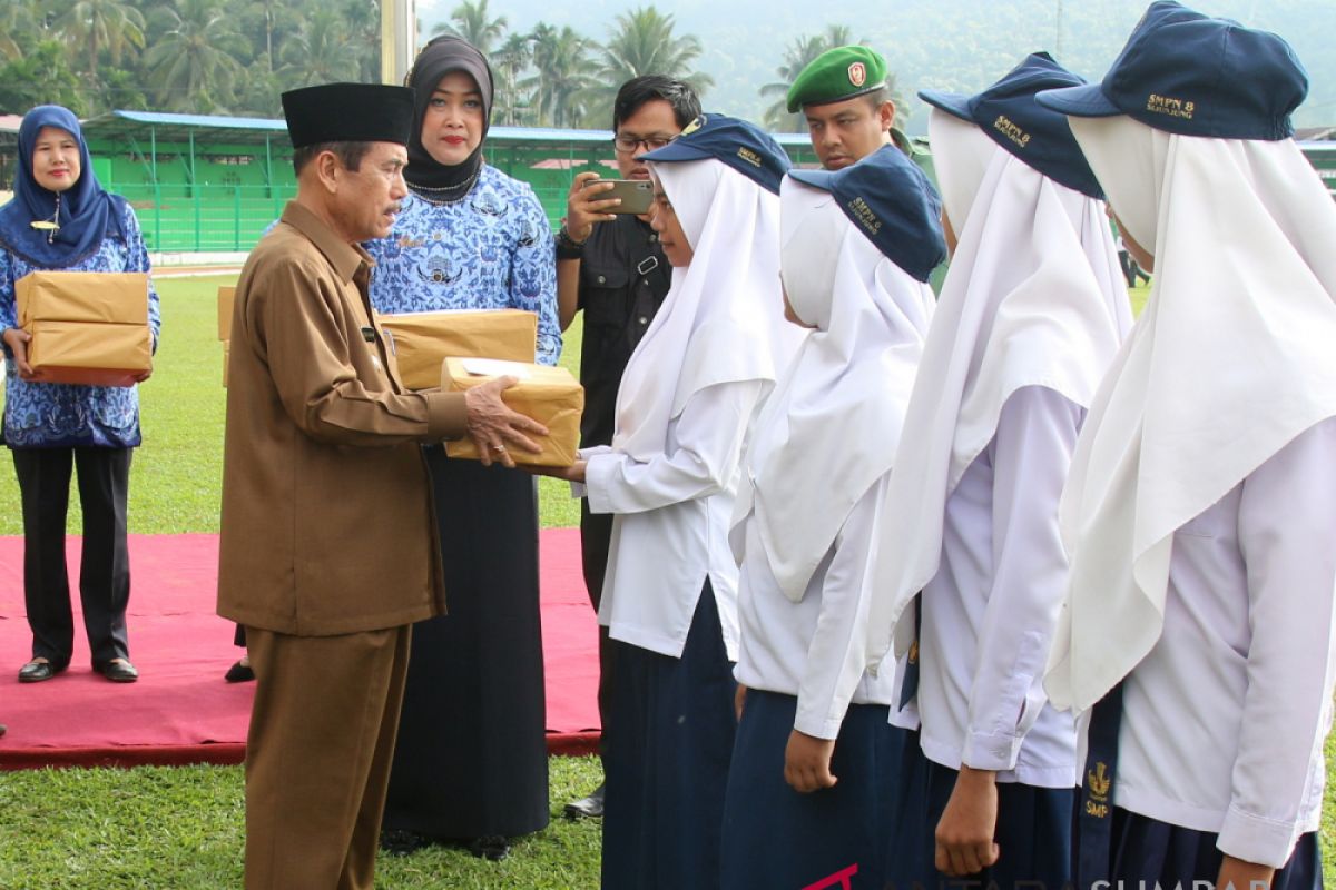 Disdik Sijunjung bantu siswa SMP seragam sekolah, ringankan beban walimurid