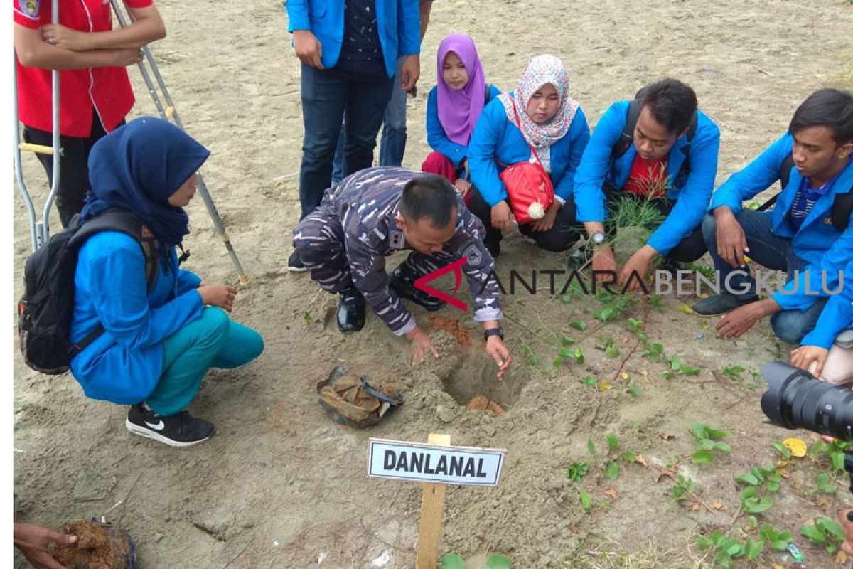 Danlanal Bengkulu pimpin pembersihan Pantai Panjang