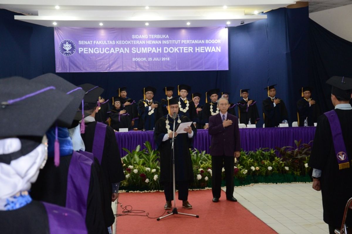 Sebanyak 44 dokter hewan muda IPB diambil sumpahnya