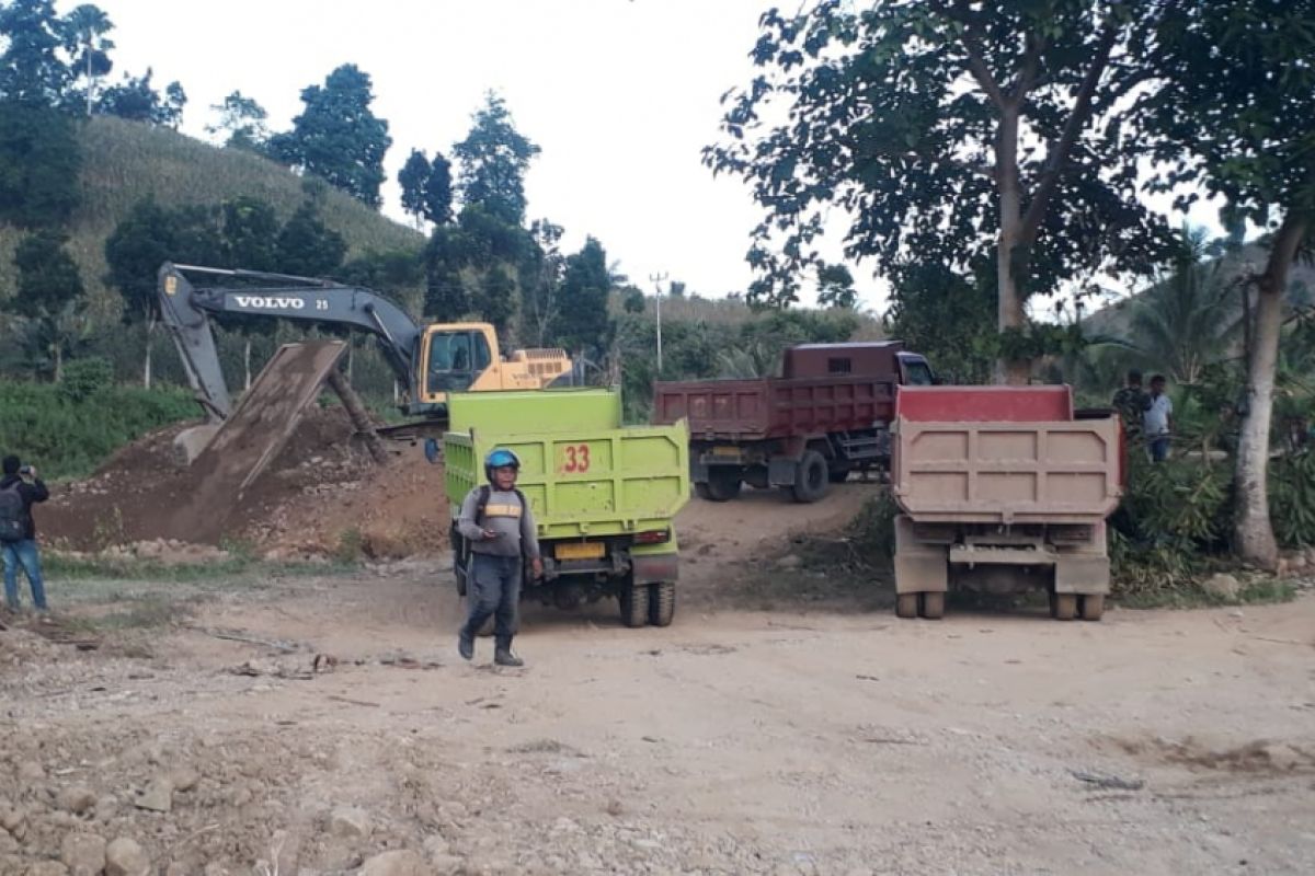 Dua Eskavator Percepat Penimbunan Jalan Penghubung Desa