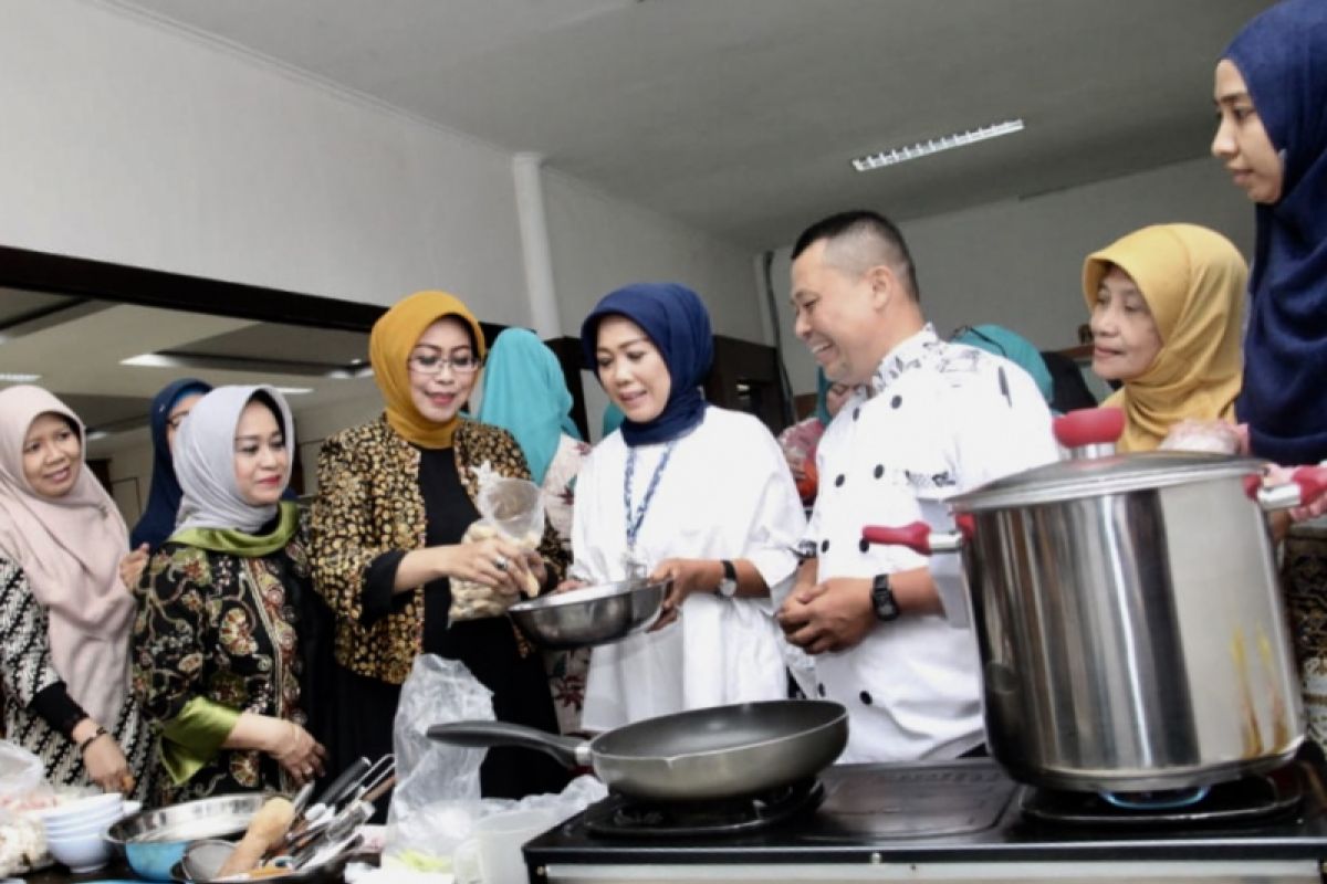 BKOW Jatim Latih Pengolahan Ikan untuk Tingkatkan Konsumsi