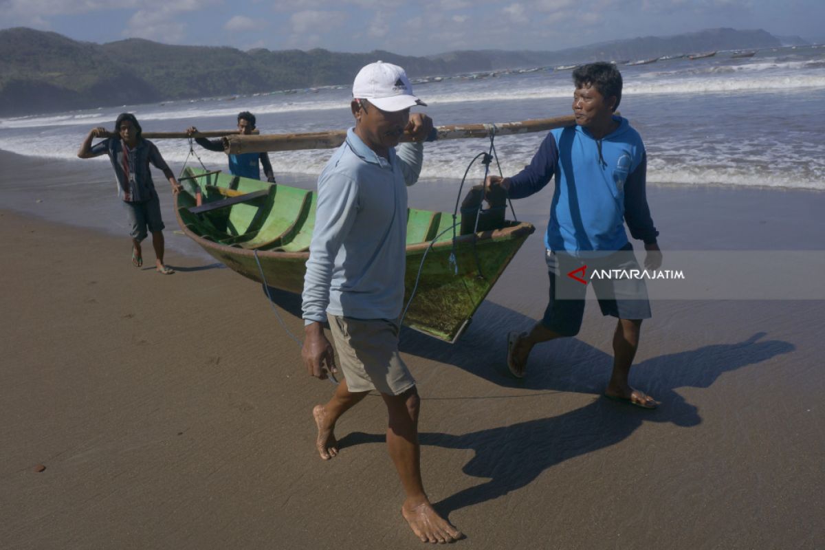 Banjir Rob, Nelayan Pesisir Tulungagung Siaga Gelombang Tinggi