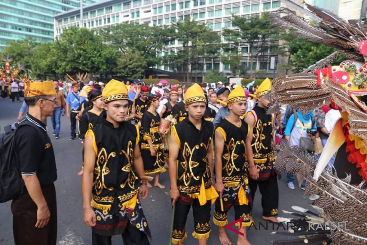 Kontingen HSS tarik perhatian pengunjung pawai budaya CFD