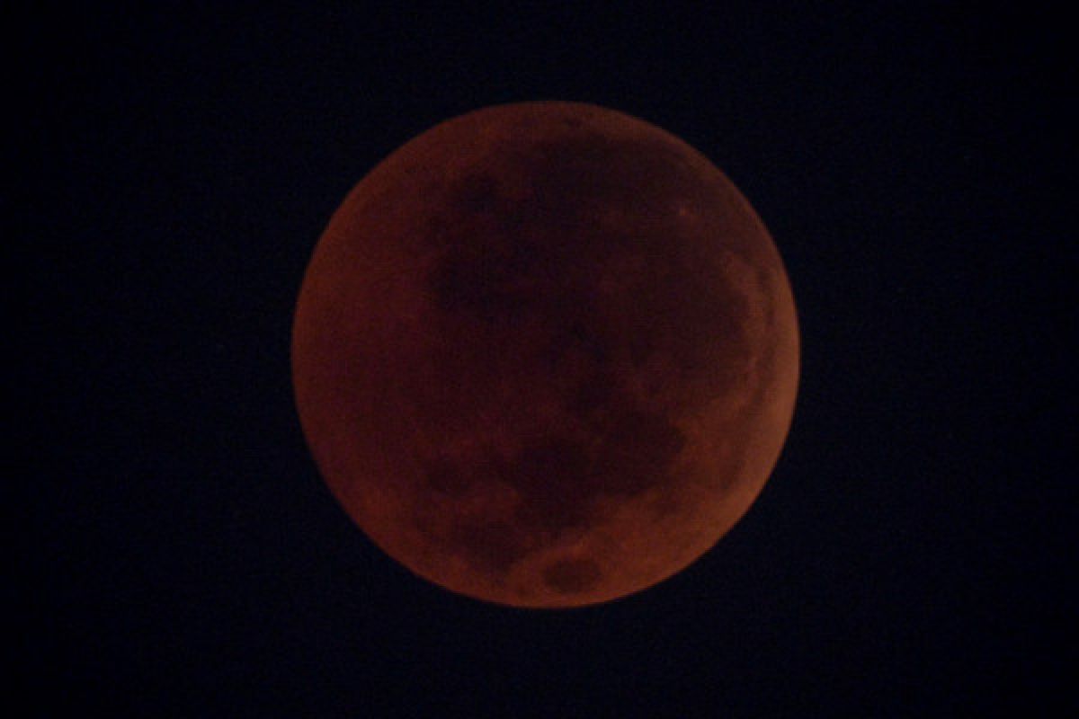Gerhana bulan total terpantau dari Padang Panjang