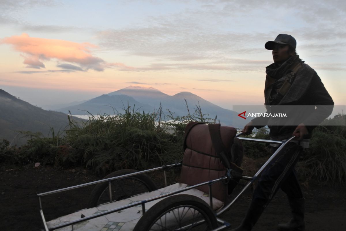 Terjadi erupsi, status Gunung Raung naik menjadi waspada