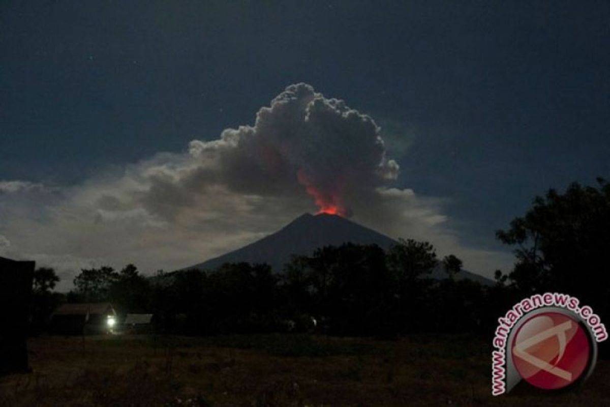 Gempa tektonik picu dua erupsi Gunung Agung