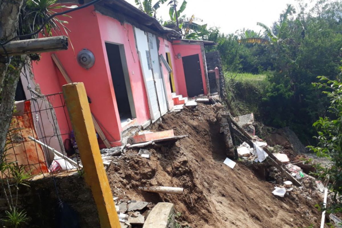 Enam rumah di Bogor rusak akibat longsor