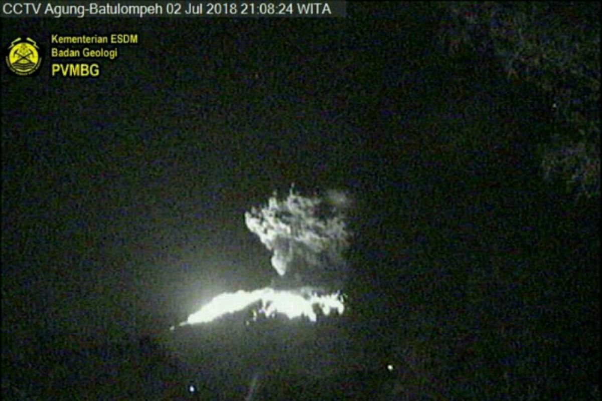 Gunung Agung lontarkan lava pijar