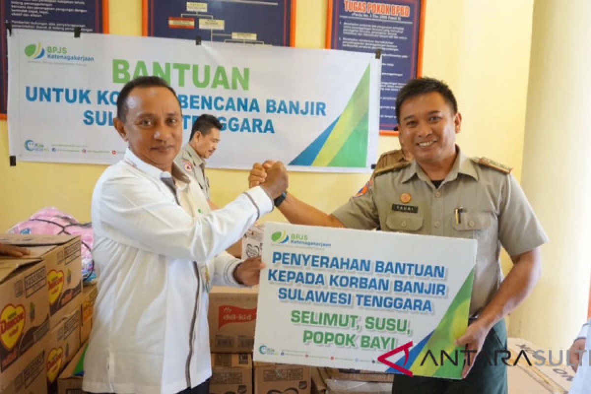 BPJS Ketenagakerjaan serahkan bantuan korban banjir Sultra