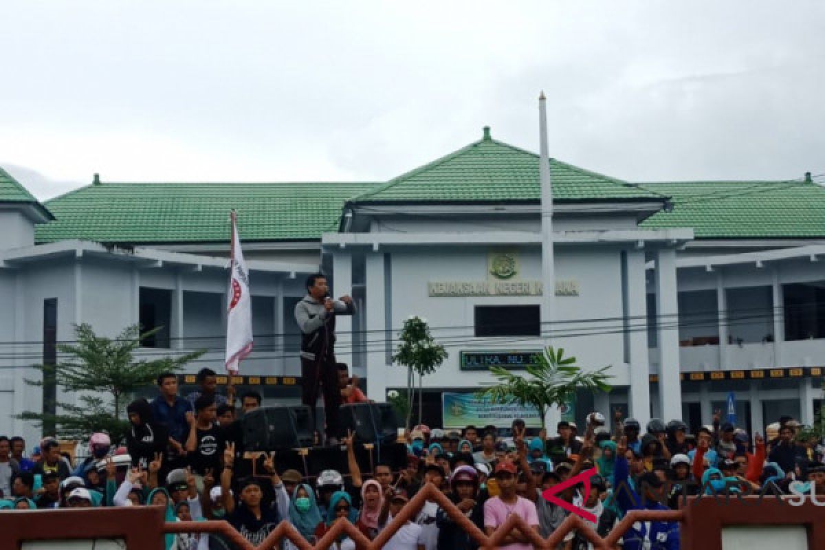 Ratusan simpatisan Asmani - Syahrul demo kantor capil