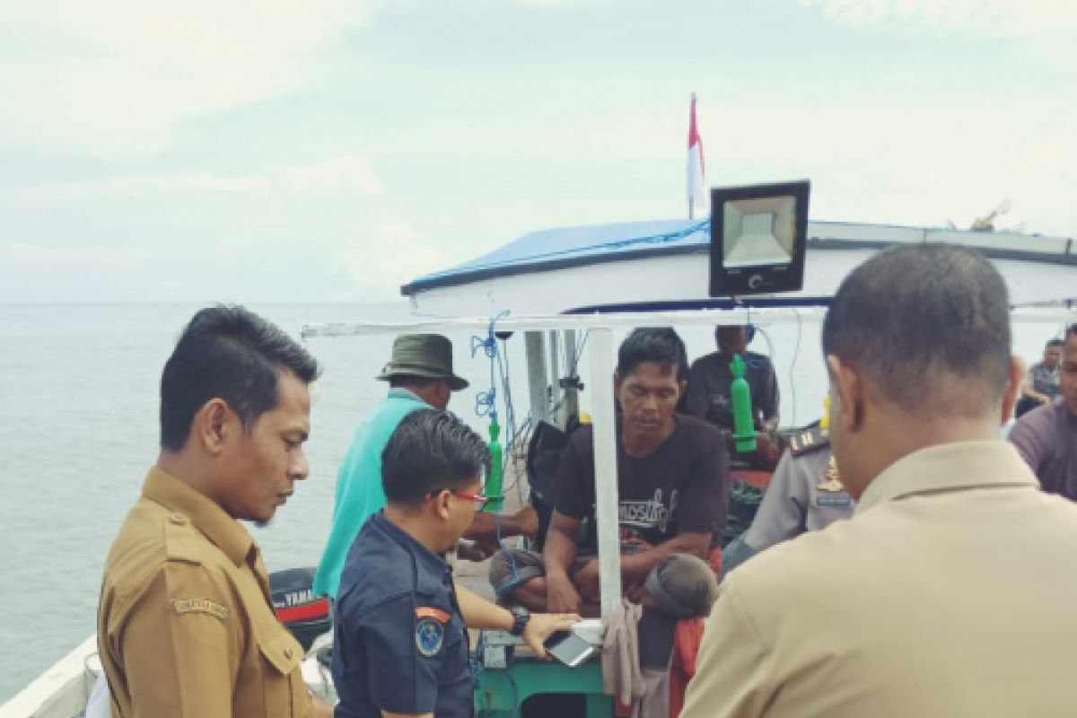 Dua kapal nelayan asal Pasaman Barat diperiksa karena diduga gunakan alat tangkap ilegal