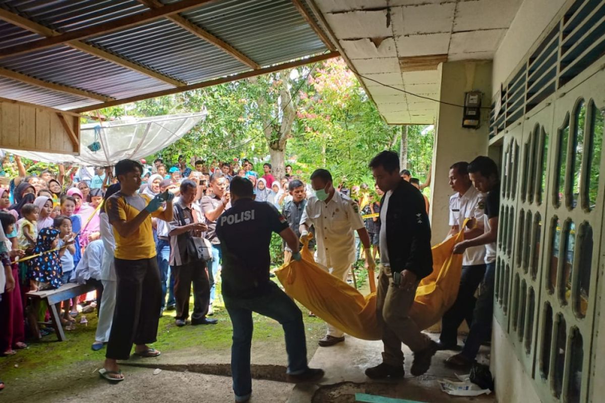 Warga Selayo Solok temukan mayat perempuan dalam rumahnya dengan luka tusukan