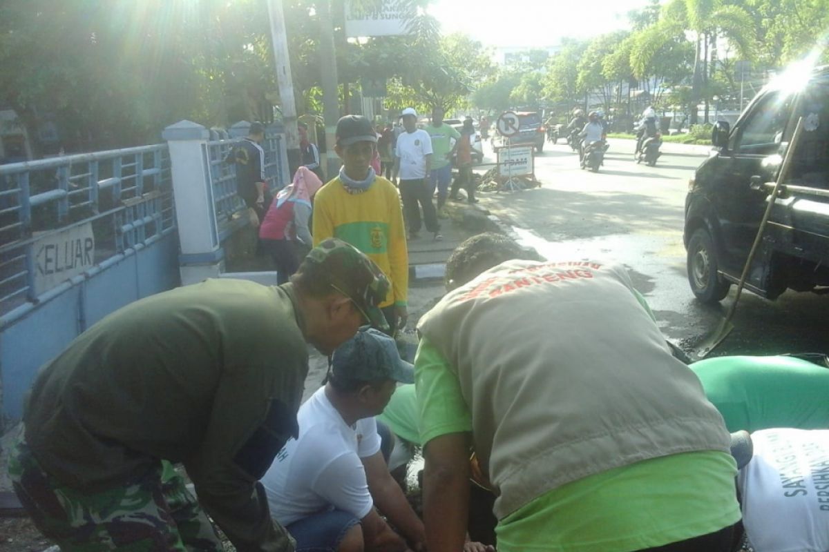 Koramil Banjarmasin Barat bersih-bersih drainase di Jalan Pangeran Antasari