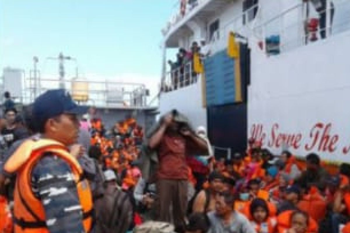 Evakuasi ratusan penumpang KMP Dharma Ferry di Ketapang