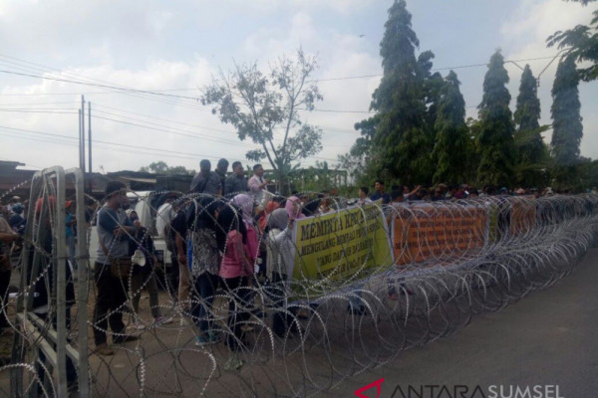 Ratusan pengunjuk rasa tolak rekapitulasi KPU Sumsel