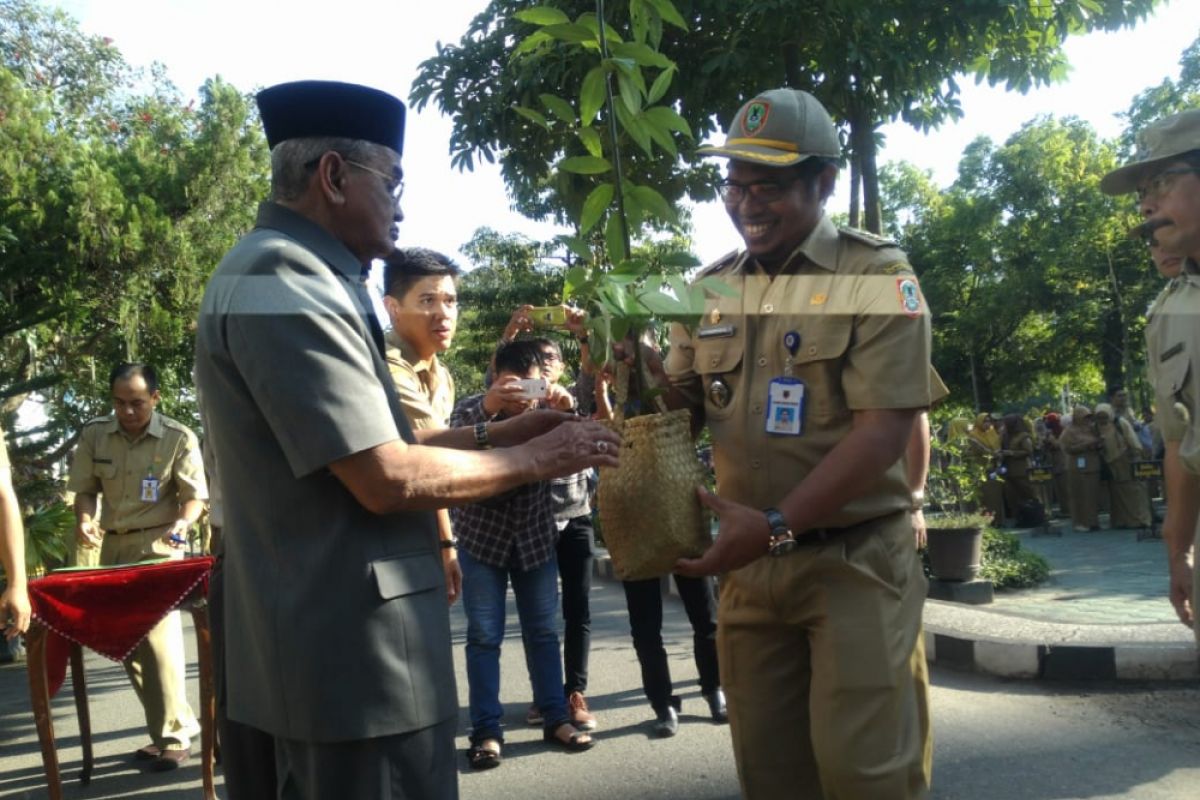 Subdistrict heads and forestry work together plant trees