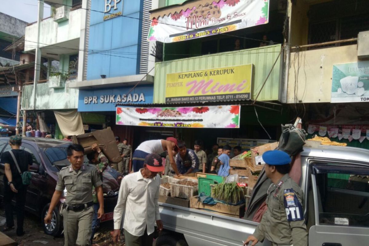 Satpol PP Palembang tertibkan PKL Pasar Sako