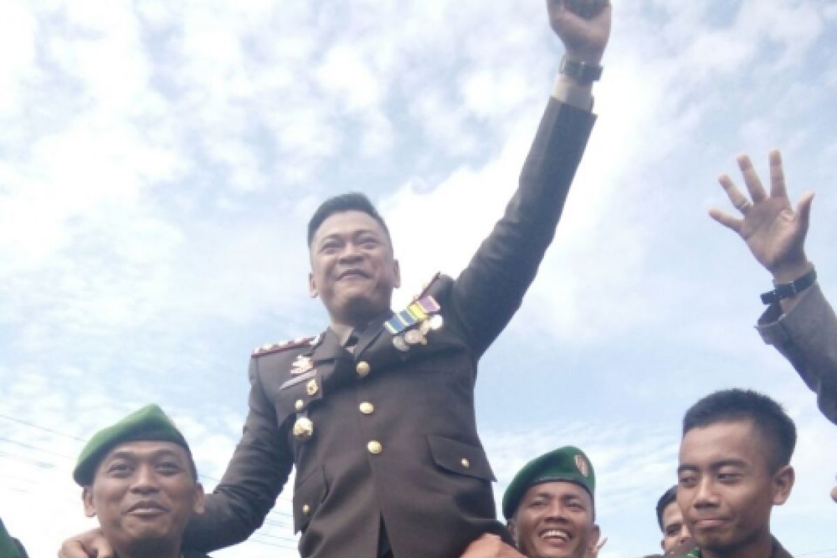 Prajurit TNI mengarak Kapolres Kapuas Hulu