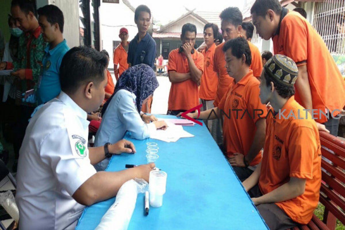 Berantas narkoba, Lapas Sampit periksa urine warga binaan