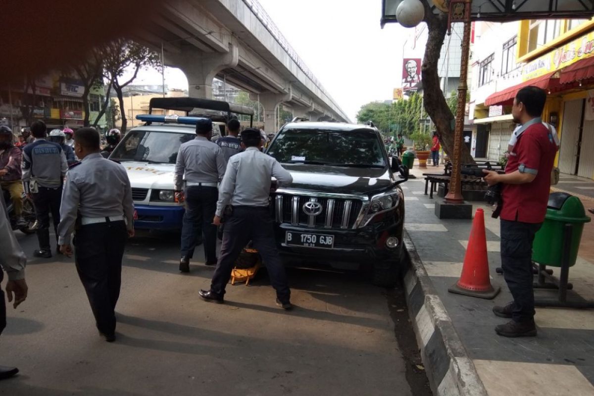 Parkir pinggir jalan ditutup sambut kedatangan Jokowi