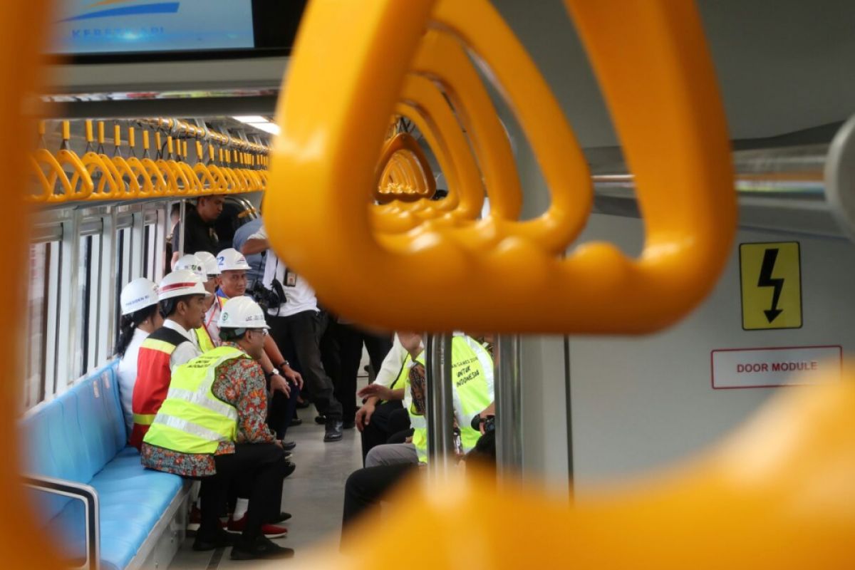 Ini harapan Jokowi di sela-sela peninjauan LRT Sumsel