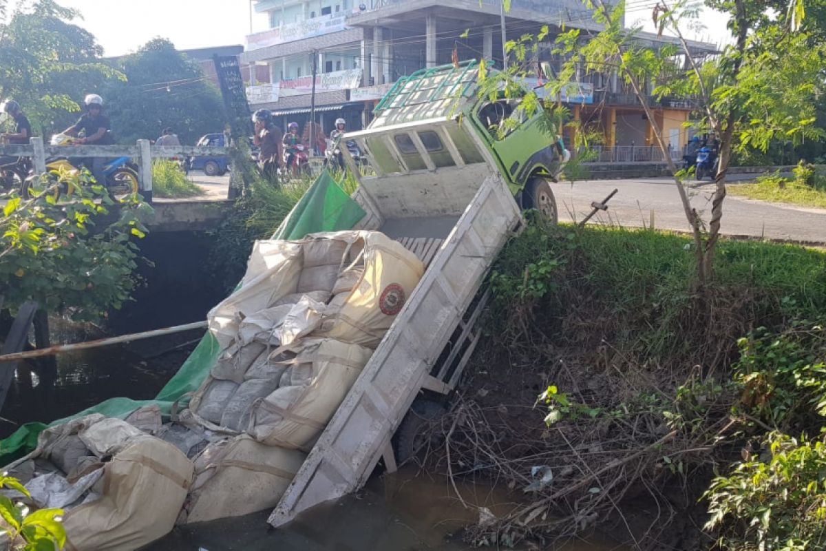 Truk angkut semen tercebur parit