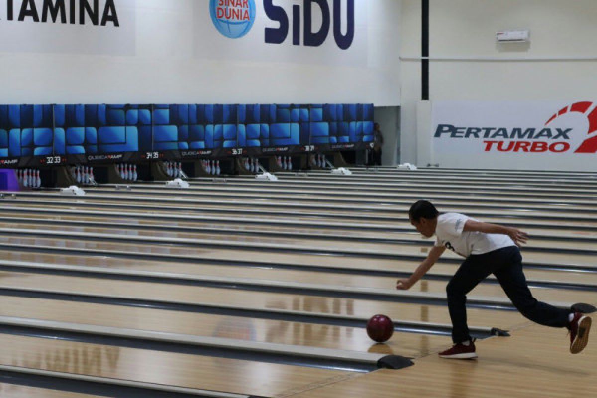 Presiden coba arena bowling dan menembak di Jakabaring