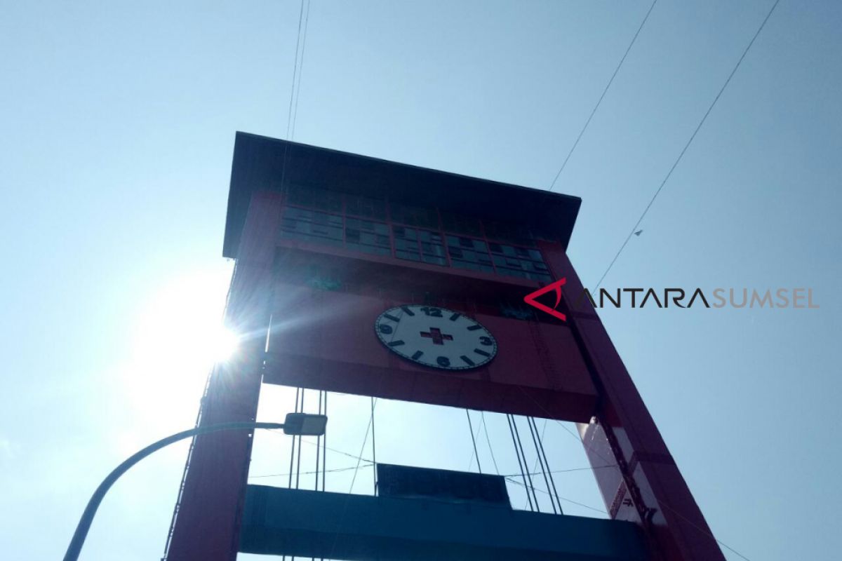 Jam analog 300 Kg dipasang di Jembatan Ampera