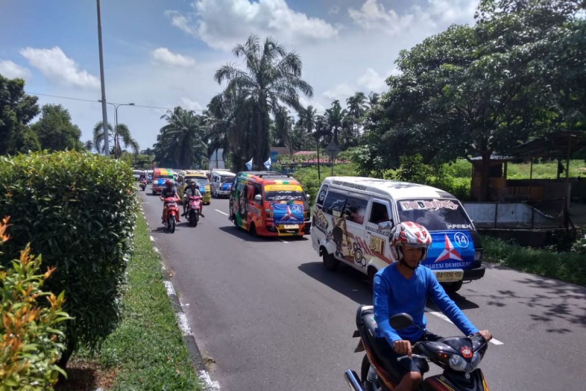 Dengan naik angkot, bacaleg Demokrat Agam mendaftar ke KPU