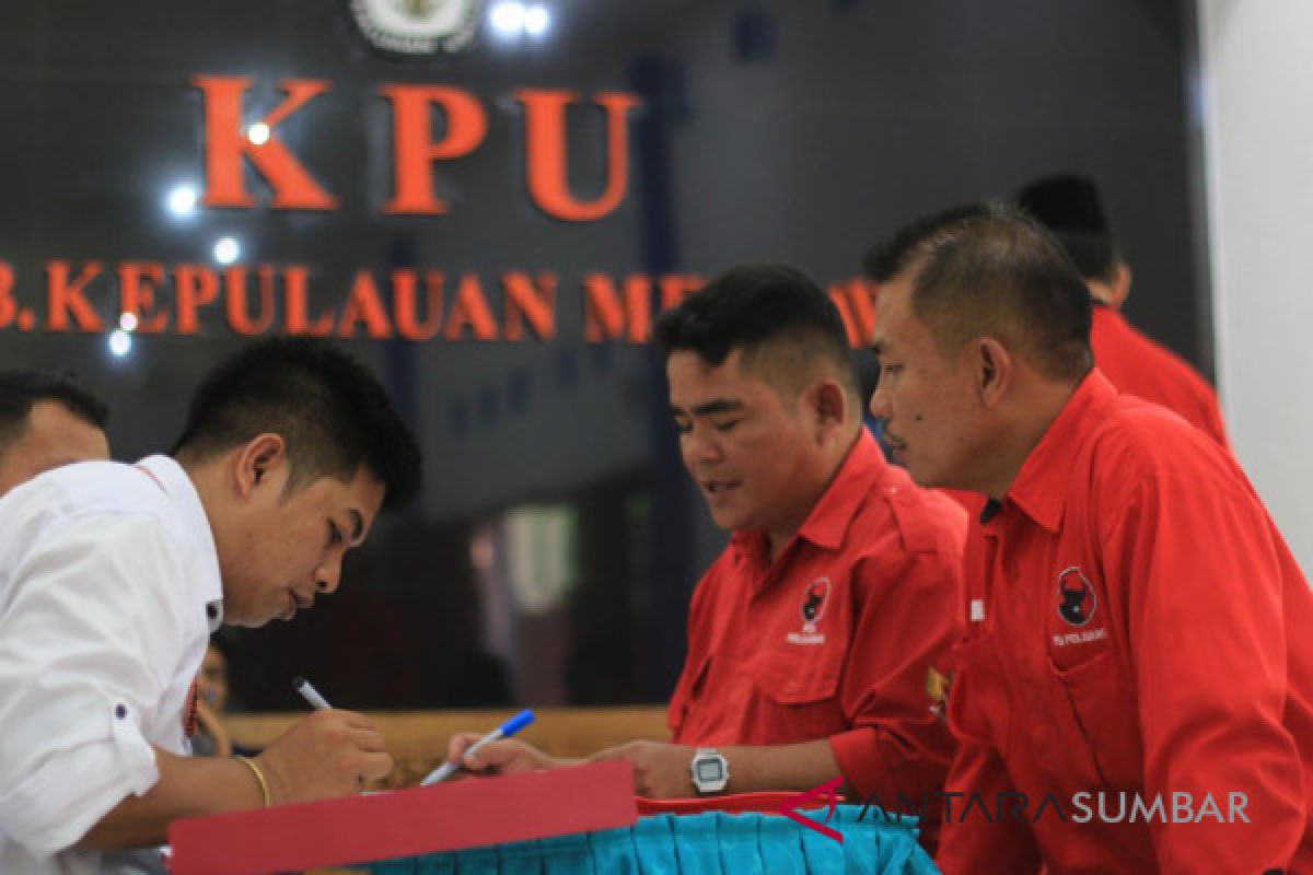 Bacaleg kebut-kebutan daftar hari terakhir pendaftaran, di Mentawai
