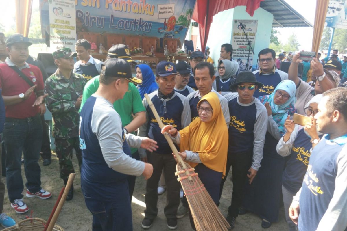 Pantai bersih, wisatawan berdatangan, kata Nasrul Abit