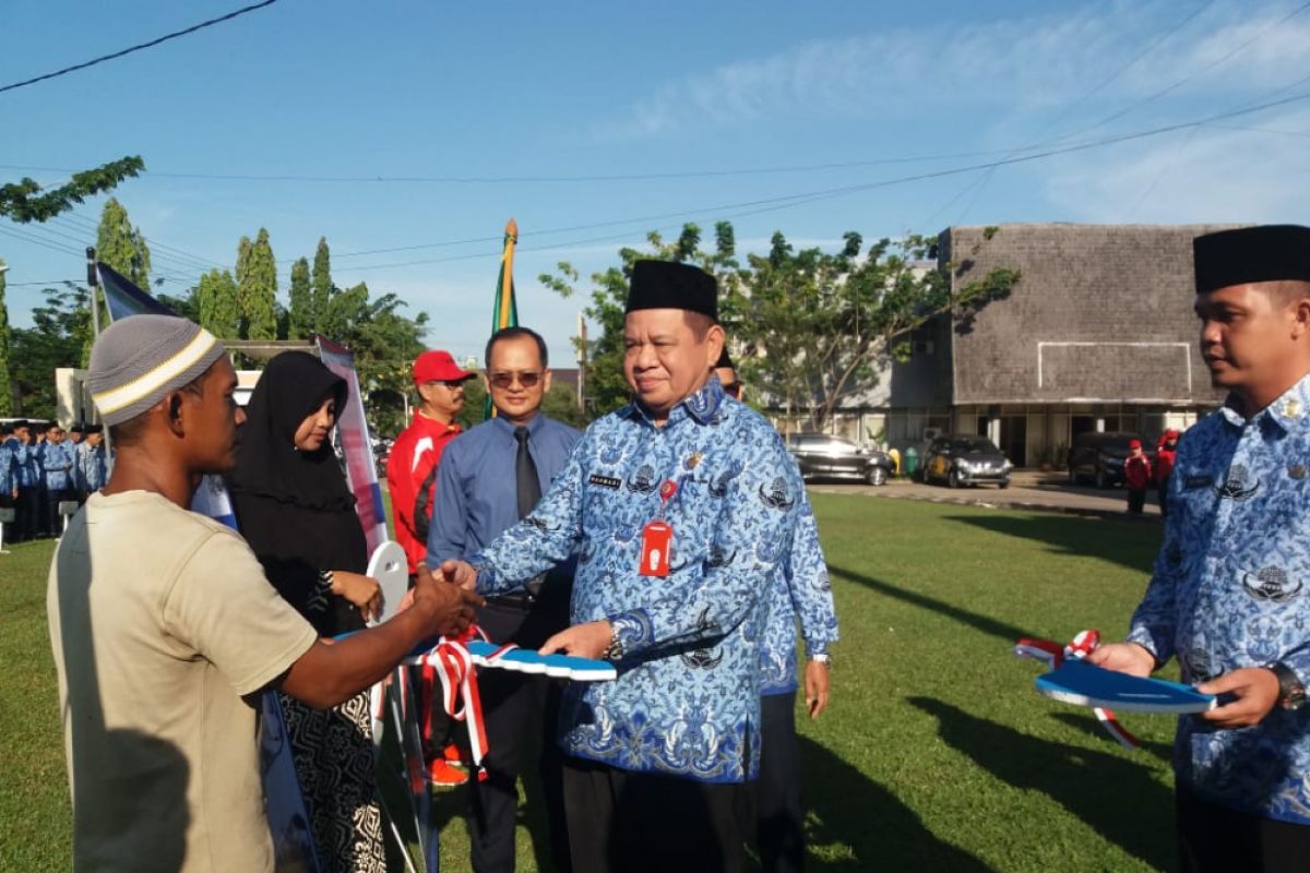 Sekda serahkan bantuan bedah rumah